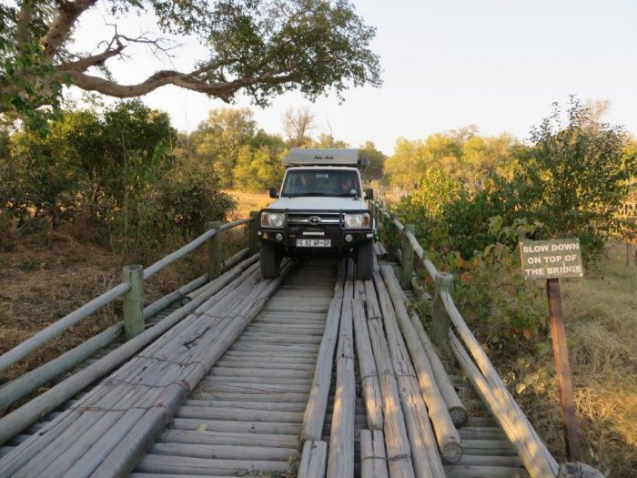 jeep rijdt over houten brug in Moremi NP