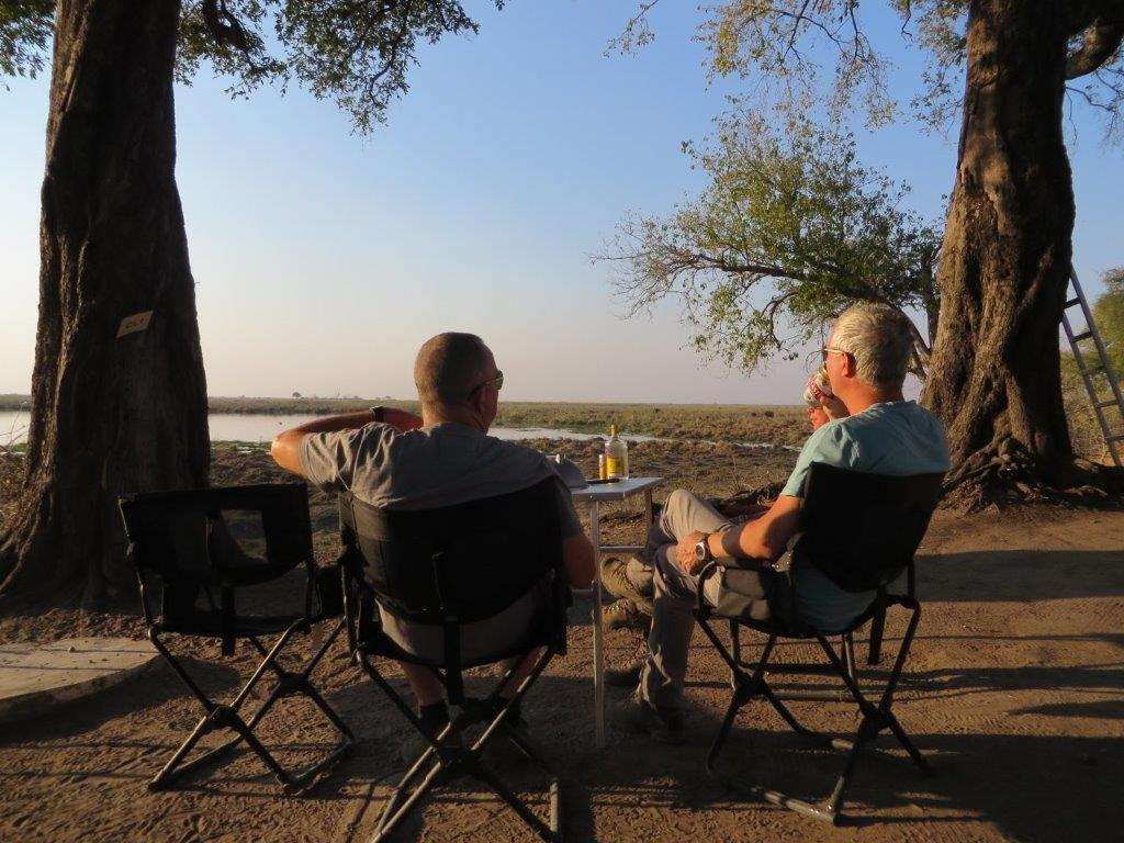 Eric en Kees genieten van het uitzicht op camping Liyanti