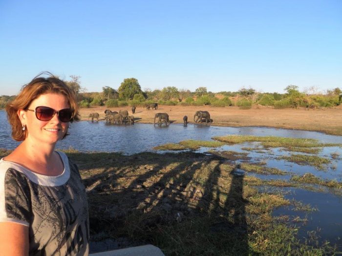 Claudia met olifanten op achtergrond