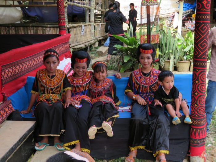 Vijf kinderen in traditionele kleding op Toraja begrafenis