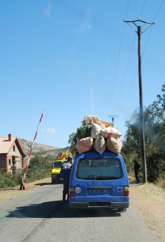 volgeladen taxi-brousse Madagaskar