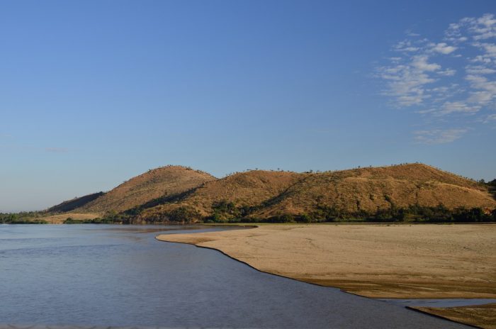 Landschap met water en bergen Madagakar