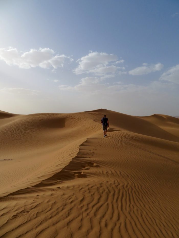 Eric op zandduin in Sahara