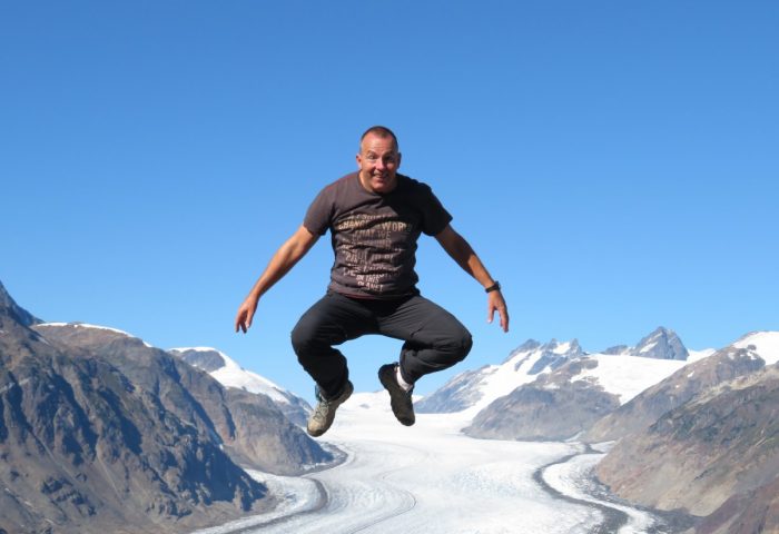 Eric springt boven de Salmon Glacier