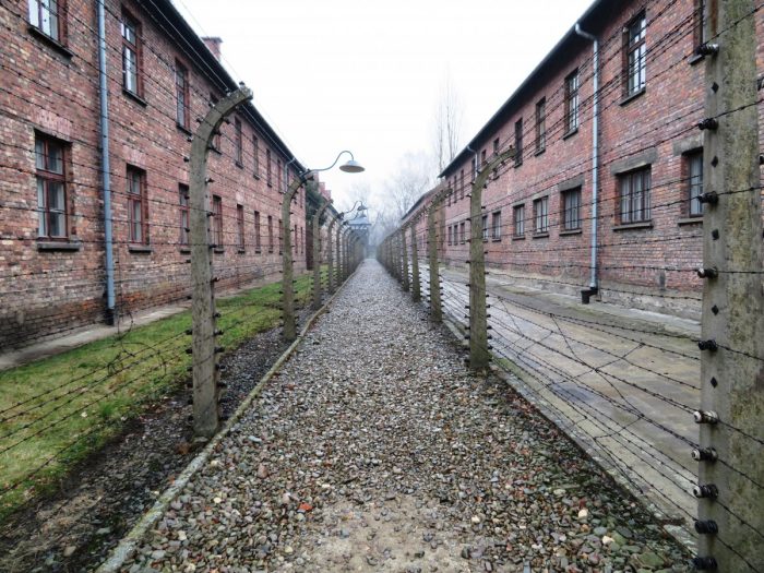 hekken van prikkeldraad in Auschwitz