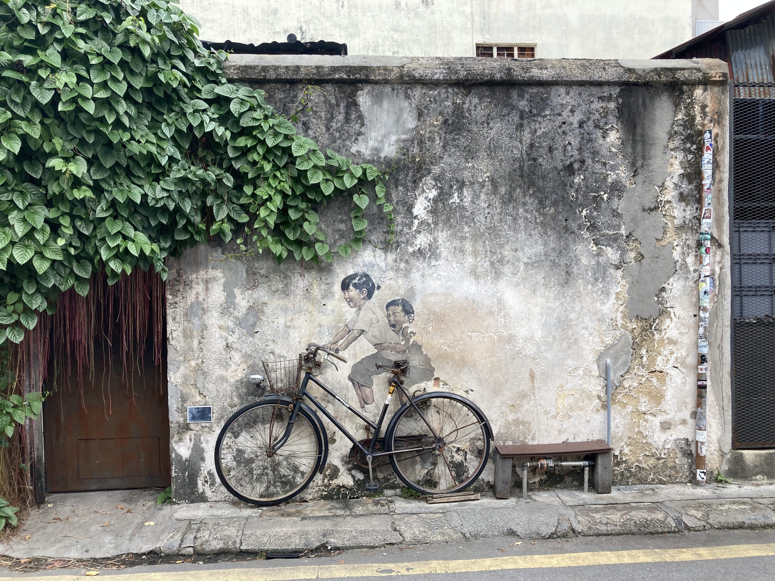 kinderen op fiets streetart