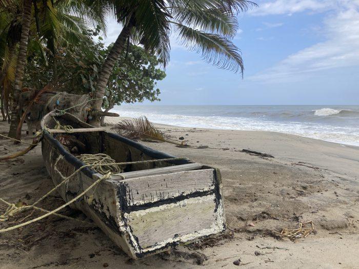 vervallen boot kust Colombia