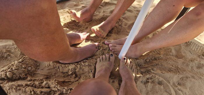 eten met voetjes in het zand