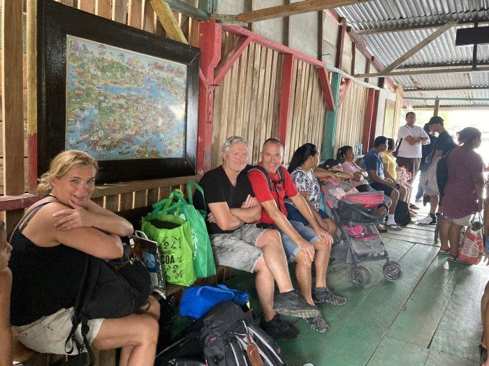 wachten op watertaxi naar boca