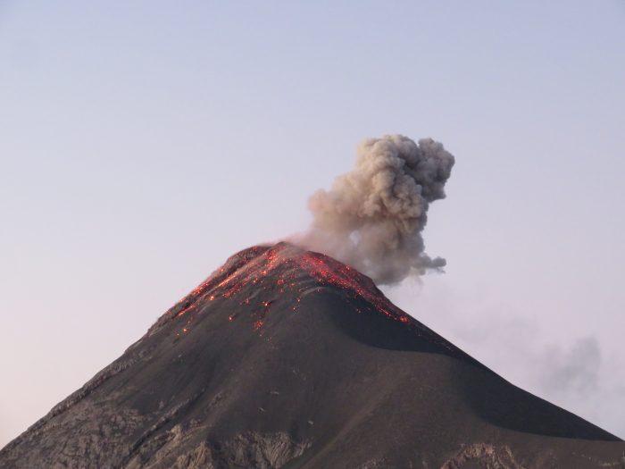 fuego vulkaan bij zonsopkomst