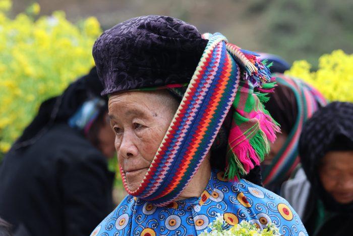 Noord-Vietnam oude dame op bloemenmarkt