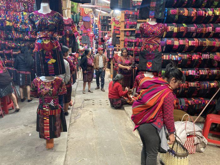 traditionele kleding op markt guatemala