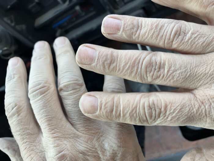 oude handen van het stof