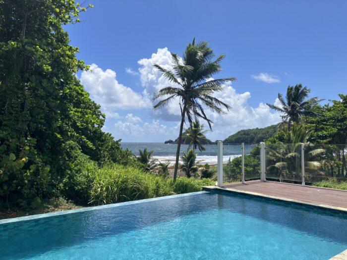 zwembad bij villa MBay