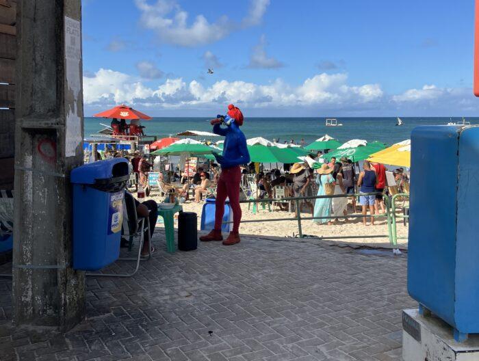 blauwe smurf op het strand brazilie