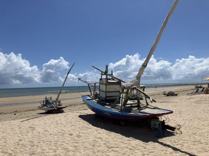 bootje op strand van flecheiras