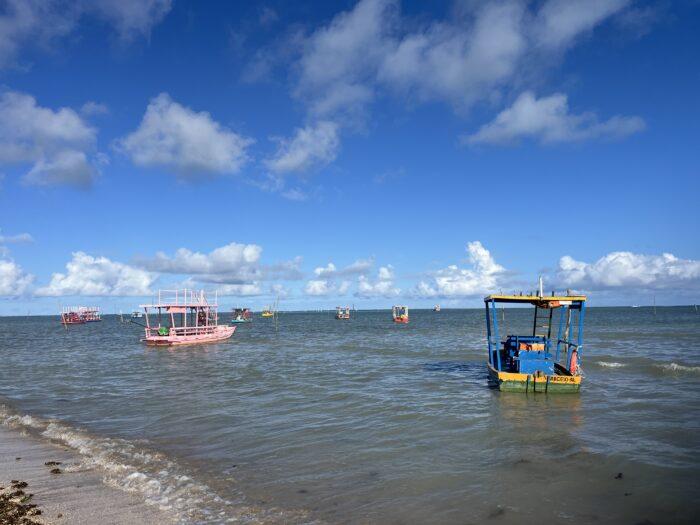 bootjes chillen aan tropische braziliaanse stranden