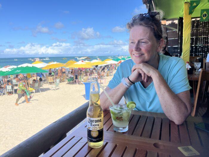 claudia chillen aan braziliaans strand