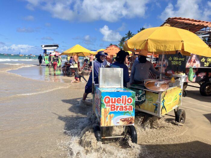 drukte op het tropische strand brazilië